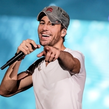 Enrique Iglesias and Bad Bunny - El Bano