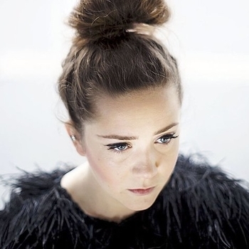 Emilie Nicolas - Charge