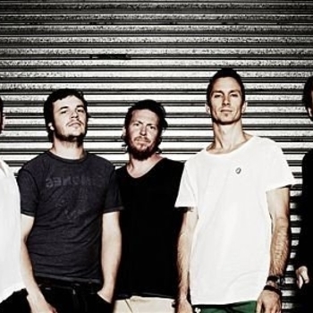 Floating Me - Bezhumous