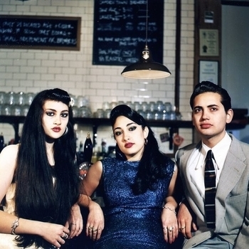 Kitty, Daisy & Lewis - A Little Bird Told Me (музыка из фильма "Охотники на гангстеров / Gangster Squad")