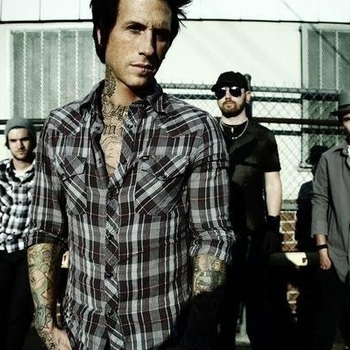 Kisses For Kings - 02 The Only Ones (feat. Johnny 3 Tears of Hollywood Undead)