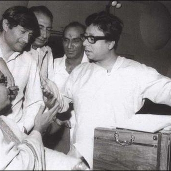 Lata Mangeshkar and Mukesh - Tere Honthon Ke Do Phool Pyare (1971)