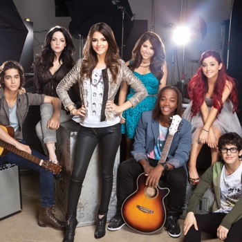Victoria Justice & Elizabeth Gillies - Take A Hint