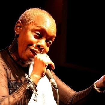 Zakiya Hooker - Desconfio