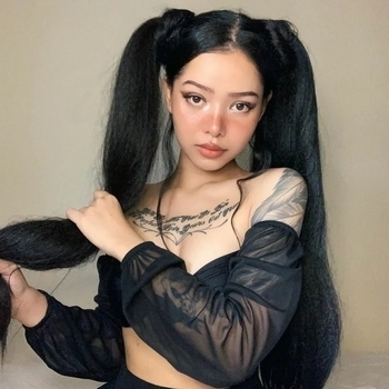 Bella Poarch - Build A Bitch