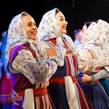 Уральский Русский Народный Хор - Куда бежишь тропинка милая