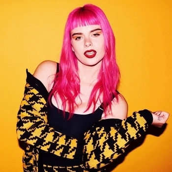 Girli - Pedestal